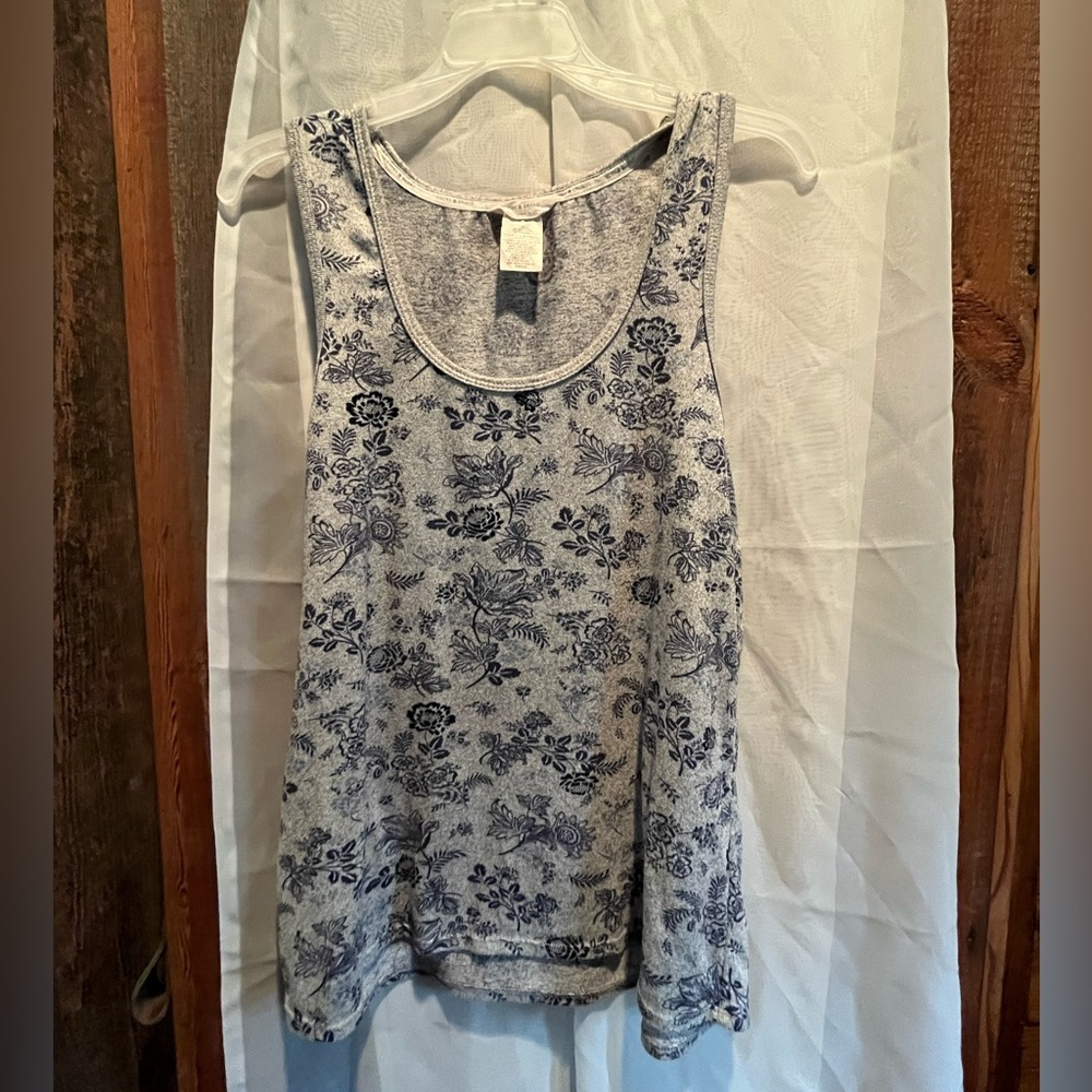 Lucky Brand tank Large EUC gray with blue floral print comfy!